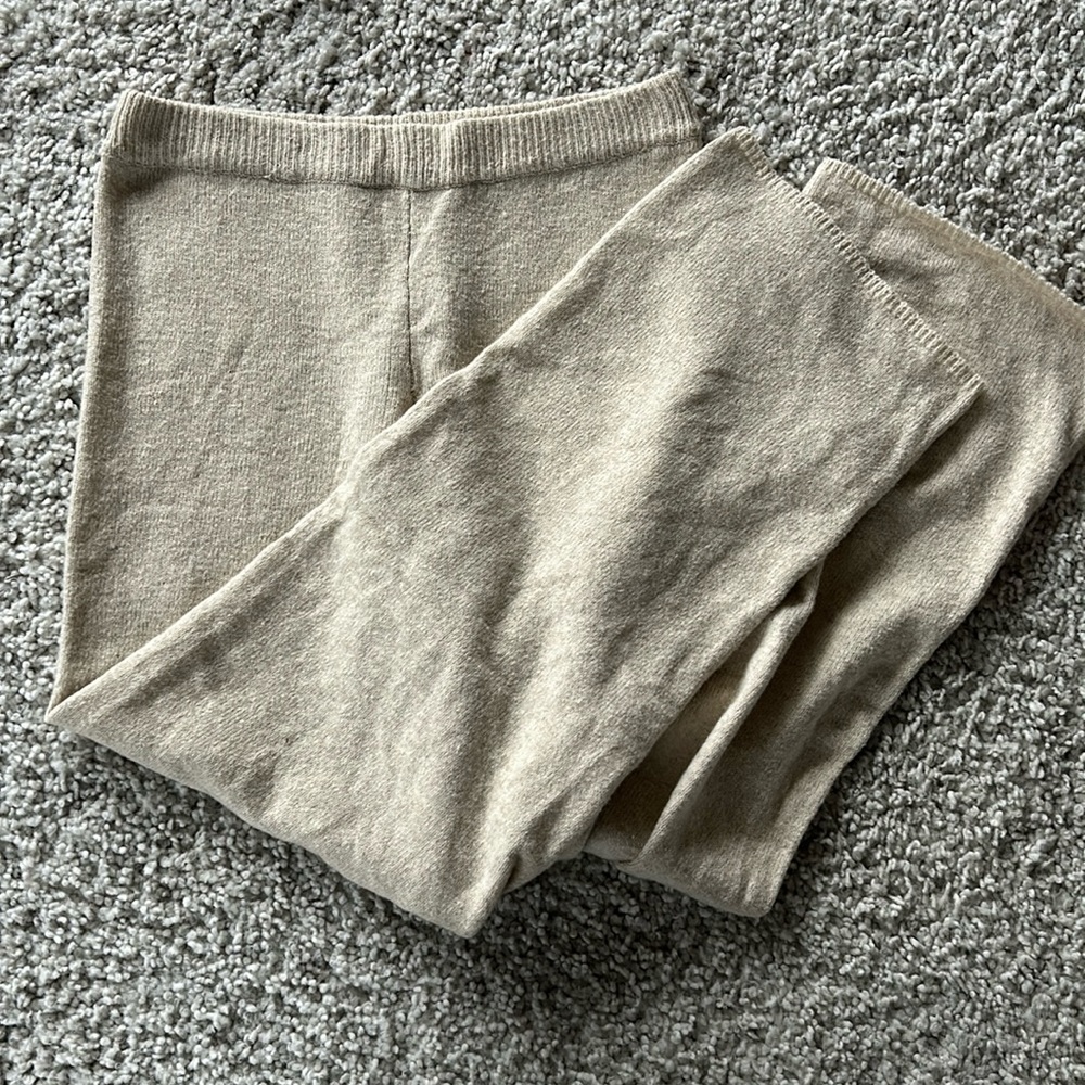 NWOT Pink Lily sweater lounge pants. Size M.